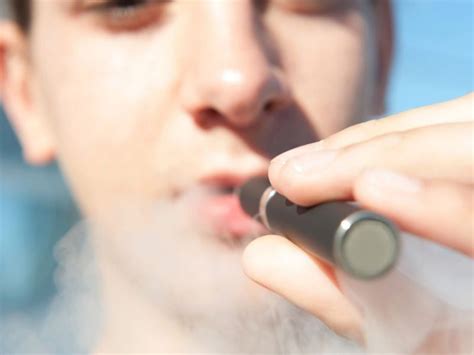 Las tasas de vapeo entre los adolescentes bajan, pero siguen.